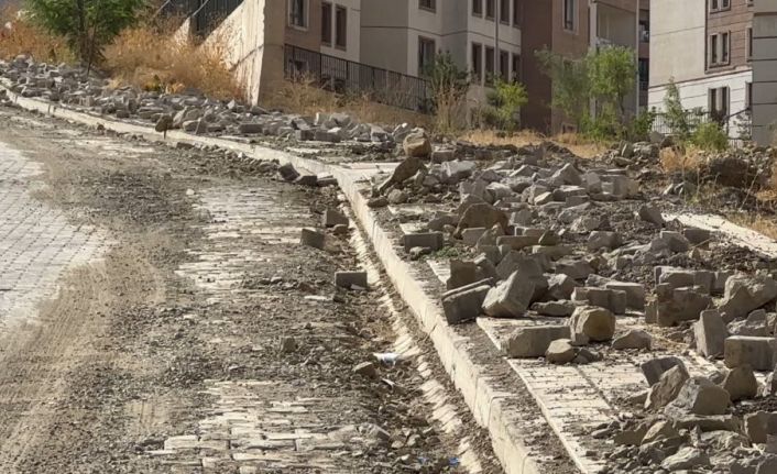 Kaldırımlarda bırakılan moloz yığınları tepkilere neden oldu