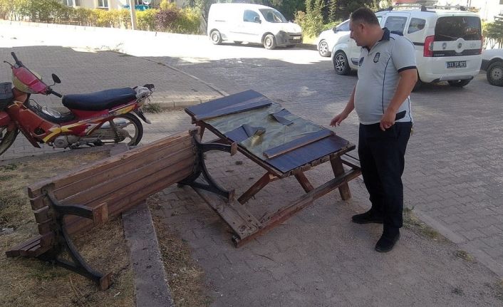 Kamu malına zarar veren şahıs güvenlik kamerasına takıldı