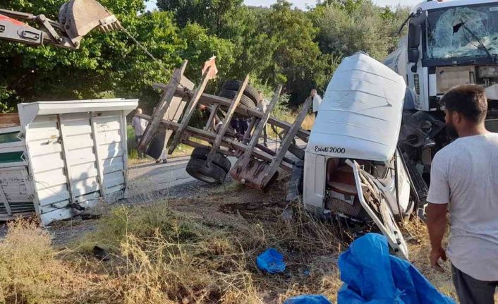 Kamyon ile su tankeri çarpıştı: 4 yaralı