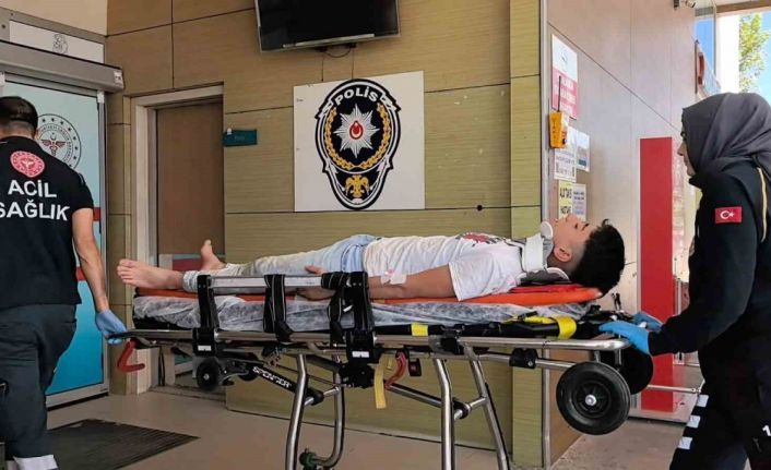 Kamyonet direğe çarptı 3 yaralı