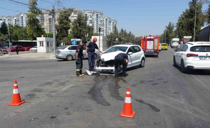 Kamyonet ile otomobil kavşakta çarpıştı: 1 yaralı