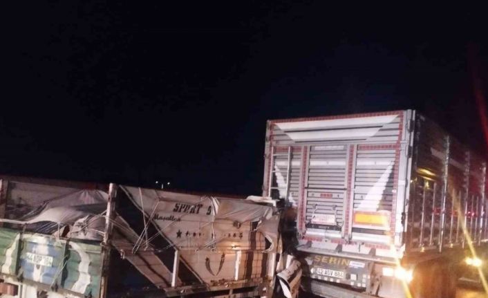 Kamyonet tıra arkadan çarptı: 1 ağır yaralı