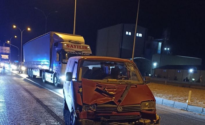 Kamyonet tıra çarptı: 1 yaralı