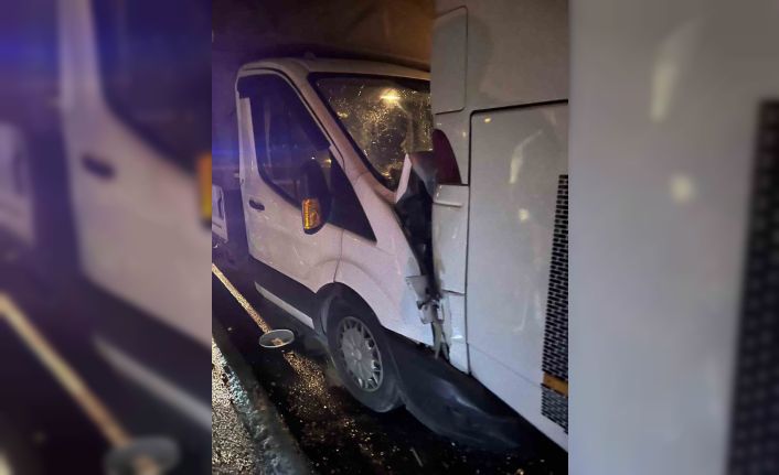 Kamyonet ve yolcu otobüsünün çarpışmasında 7 kişi yaralandı