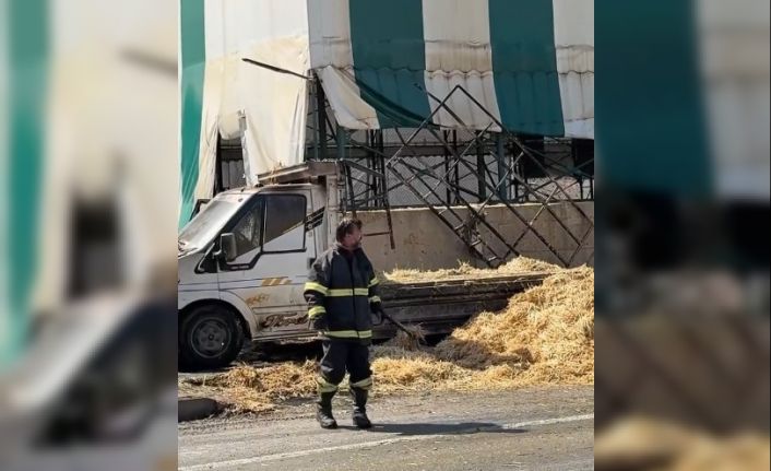 Kamyonetin kasasındaki balyalar alevlere teslim oldu, müdahale etmek isteyen sürücü yaralandı