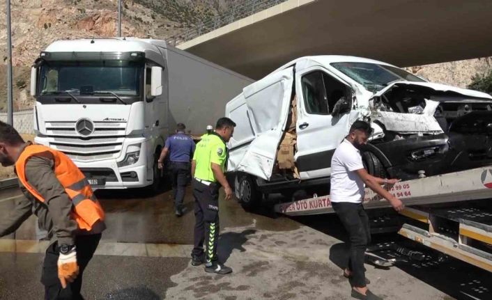 Kamyonetin kavşakta tırla çarpıştığı kaza kamerada