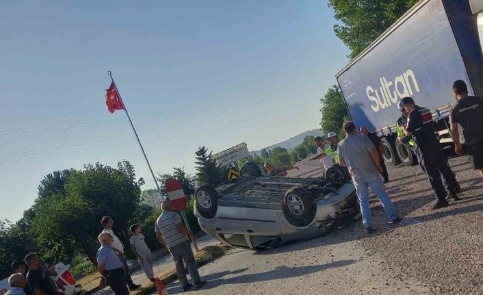 Kamyonla çarpışan otomobil takla attı: 1’i çocuk 5 yaralı