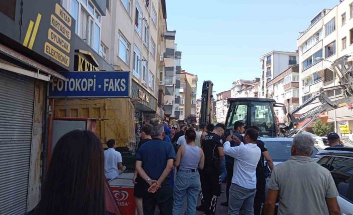 Kamyonun frenleri patladı, dükkana daldı