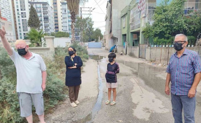 Kanalizasyon taştı, vatandaş sokağa maskesiz çıkamaz hale geldi