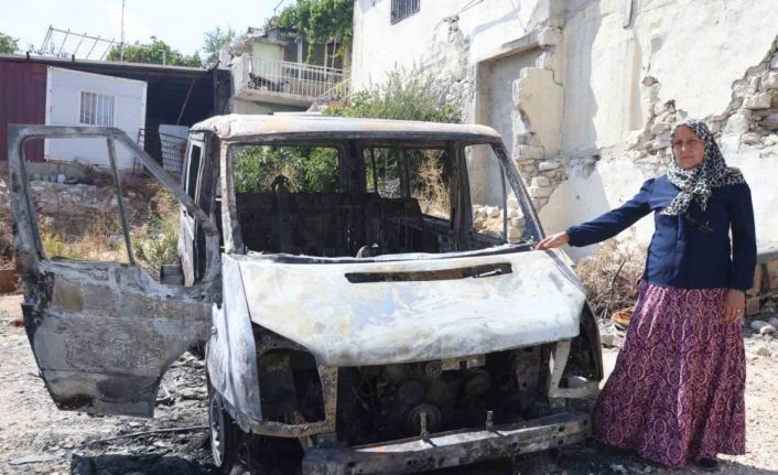 Kanserden eşini kaybeden kadının, 4 evladının ekmek parasını kazandığı minibüs yandı