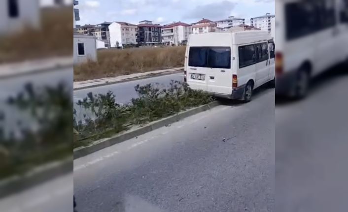 Kapaklı’da kontrolden çıkan minibüs refüjdeki ağaca ve direğe çarptı