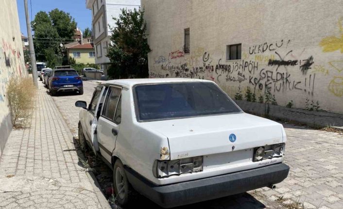 Kapısı açık ve plakasız hurda otomobil dikkat çekti