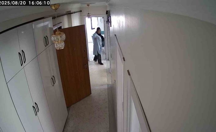 Kapıyı tıklatıp eve giren soyguncu kadınlar, kamerayı görünce panikledi