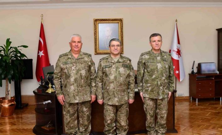 Kara Kuvvetleri Komutanı Orgeneral Bayraktaroğlu 2 ve 3’üncü Ordu Komutanlıklarında düzenlenen devir teslim törenlerine katıldı