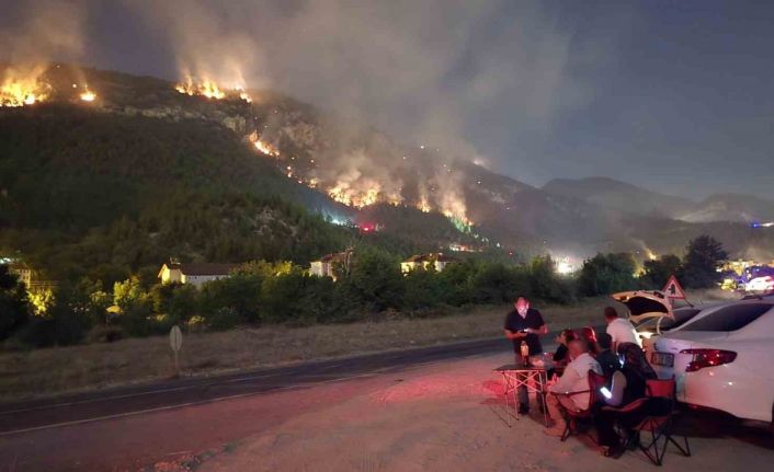Karabük’te orman yangınını kamp sandalyesine yaslanıp izlediler