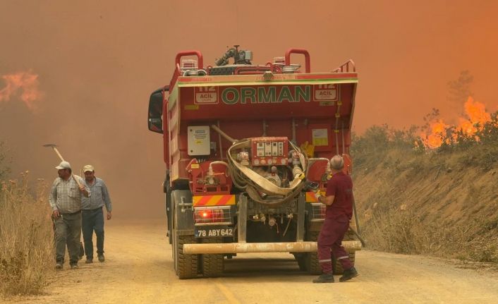 Karabük’teki orman yangını rüzgarın etkisiyle büyüyor