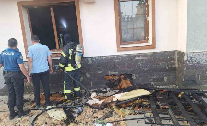 Karaman’da apartmanın giriş katındaki dairede çıkan yangın korkuttu