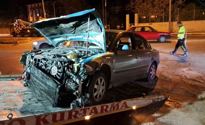 Karaman’da hafif ticari araç otomobille çarpıştı: 4 yaralı
