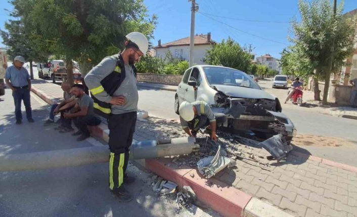 Karaman’da kediye çarpmamak için manevra yapan sürücünün otomobili aydınlatma direğini devirdi