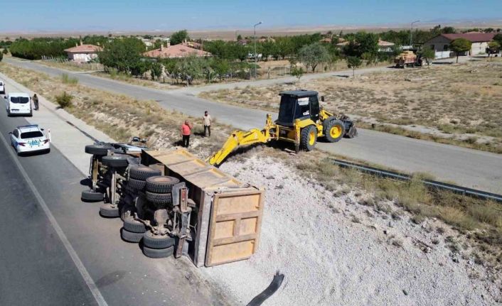 Karaman’da kontrolden çıkan mıcır yüklü kamyon devrildi: 1 yaralı