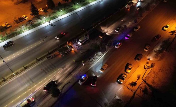 Karaman’da kontrolden çıkan minibüs, aydınlatma direği ve ağaçlara çarptı