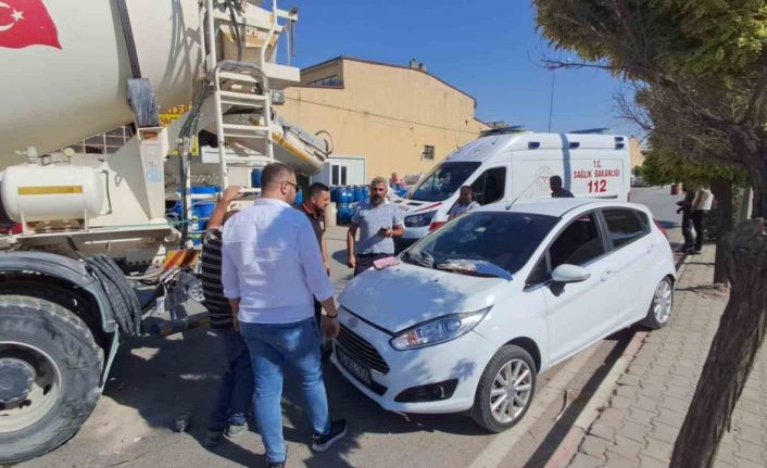 Karaman’da otomobilin beton mikserine çarptığı kaza kamerada: 1 yaralı