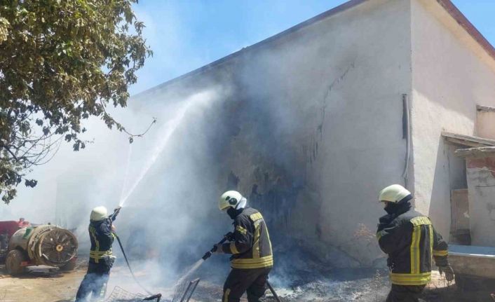 Karaman’da tahtaların tutuşması sonucu çıkan yangında alevler çatıya sıçradı