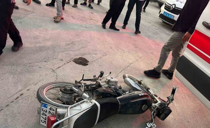 Karapınar’da motosiklet otomobille çarpıştı: 2 yaralı