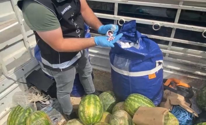 Karpuz yüklü kamyonette 110 bin uyuşturucu hap ele geçirildi