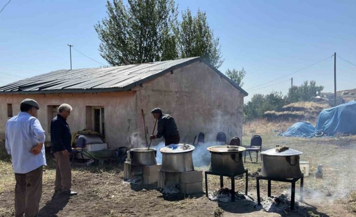 Kars’ta 78 yaşındaki düğün aşçısı 30 yıldır kazanda aşk pişiriyor