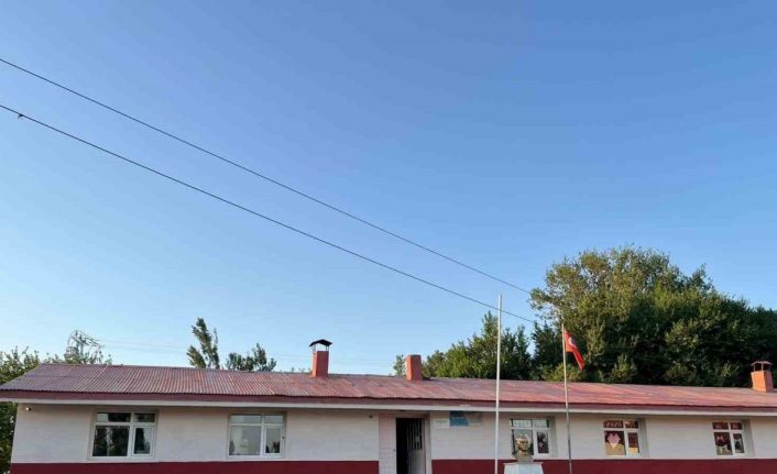 Kars’ta hayırsever iş insanı köy okulunu boyattı