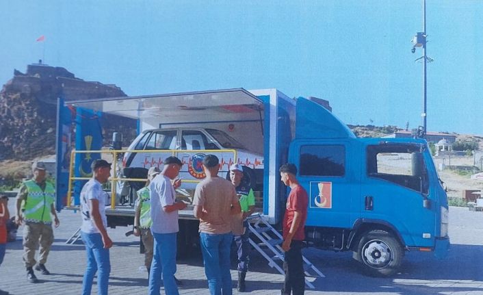 Kars’ta jandarmadan simülasyonlu emniyet kemeri uygulaması