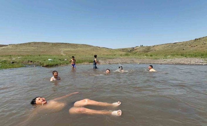 Kars’ta termometreler 34 dereceyi gördü: Çocuklar dere sularında serinledi