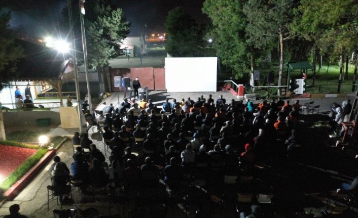 Kars’ta yükümlülere film gösterisi yapıldı