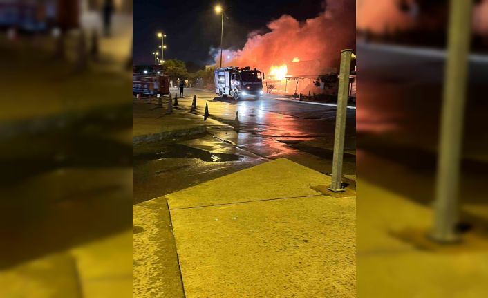 Kartal’da balıkçı barınağı alev alev yandı