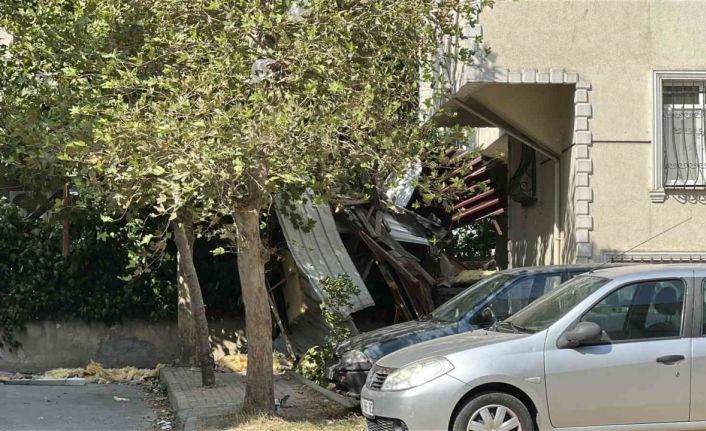Kartal’da rüzgar nedeniyle 7 katlı binanın çatısı uçtu