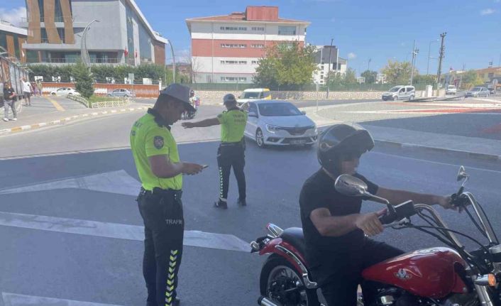 Kask takmayan 4 sürücüye: 3 bin 972 lira ceza