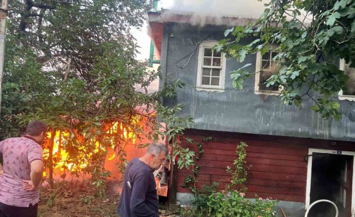 Kastamonu’da çıkan yangında ev ve samanlık küle döndü