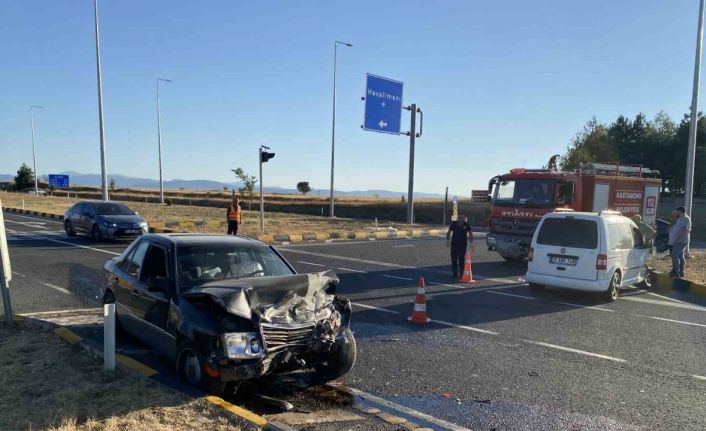 Kastamonu’da hafif ticari araç ile otomobil çarpıştı: 2 yaralı