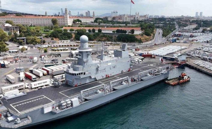 Katar donanmasının amfibi gemisi "Al Fulk" İstanbul’da