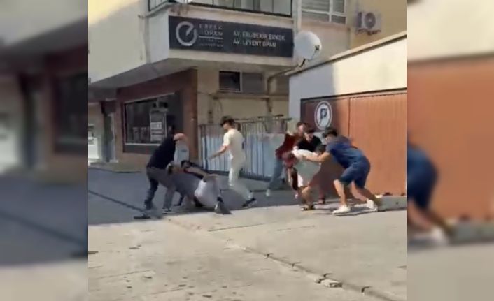 Kavga ettikleri şahsı taşla bayılttılar... Sokak ortasındaki kavga kamerada