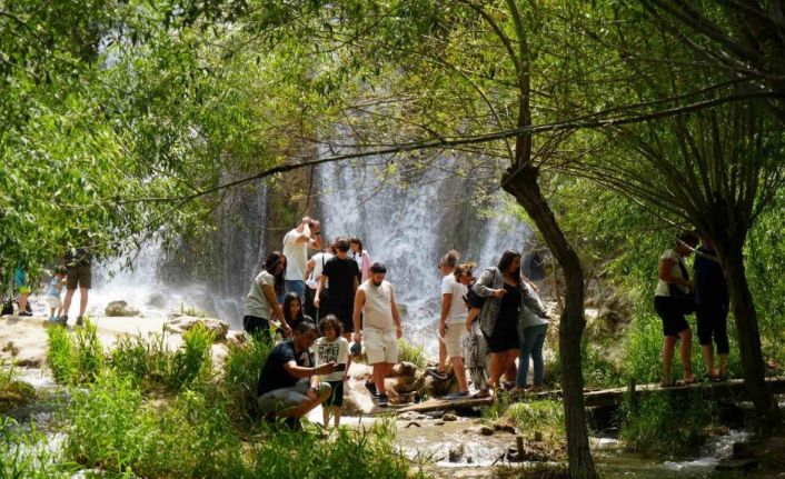 Kavurucu sıcaklarda Girlevik Şelalesinde serinliyorlar