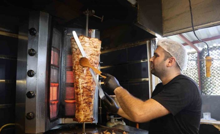 Kavurucu sıcakta 2 bin TL yevmiyeye döner ustasının zorlu mesaisi