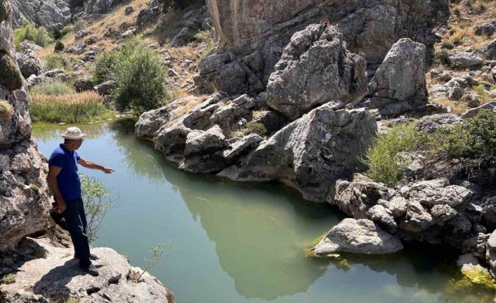 Kayaların arasında oluştu, manzarasıyla büyülüyor