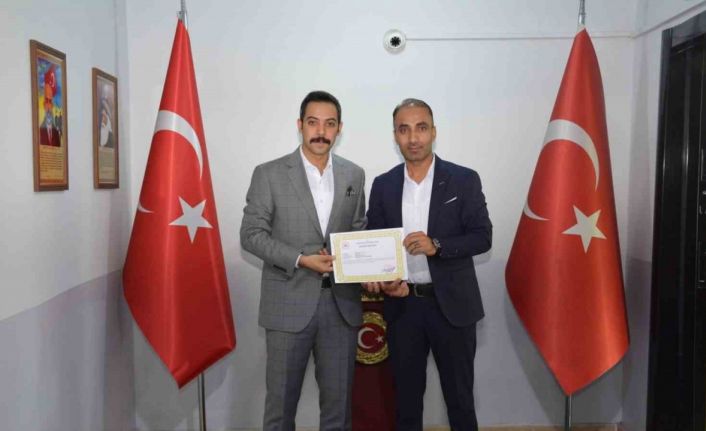 Kaymakam Uzun’dan yavru kediyi kurtarıp annesine kavuşturan öğretmene başarı belgesi