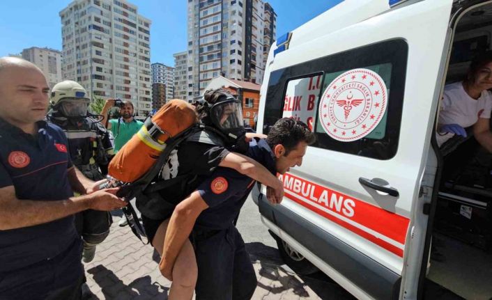 Kayseri’de 14 katlı binadaki yangın söndürüldü: 30 kişi tahliye edildi