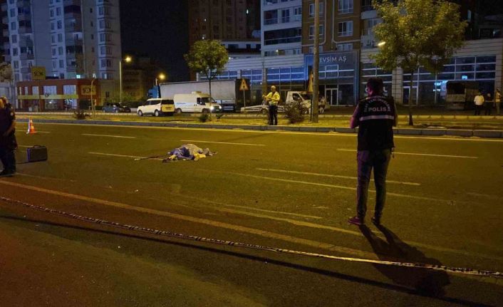 Kayseri’de feci kaza... Yolun karşısına geçen yayaya peş peşe 2 otomobil çarptı: 1 ölü