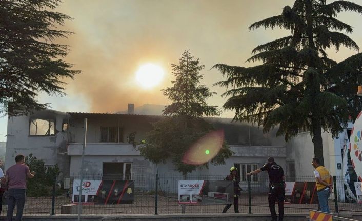 Kayseri’de hırdavat dükkanındaki yangın fabrikaya sıçradı