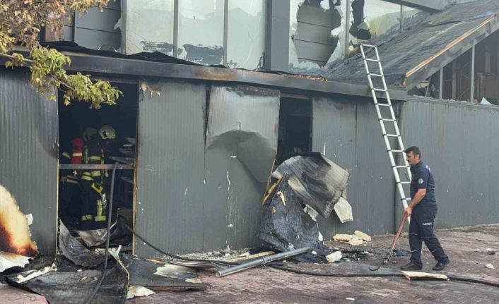 Kayseri’de yangın depoyu küle çevirdi