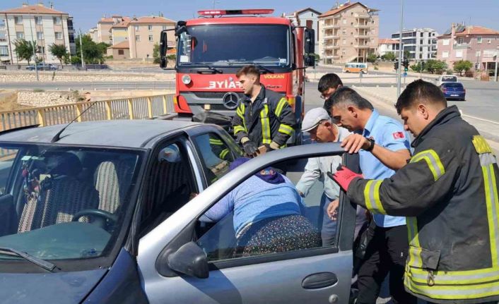 Kaza sonrası araçtan çıkamayan yaşlı kadını itfaiye kurtardı: 3 yaralı